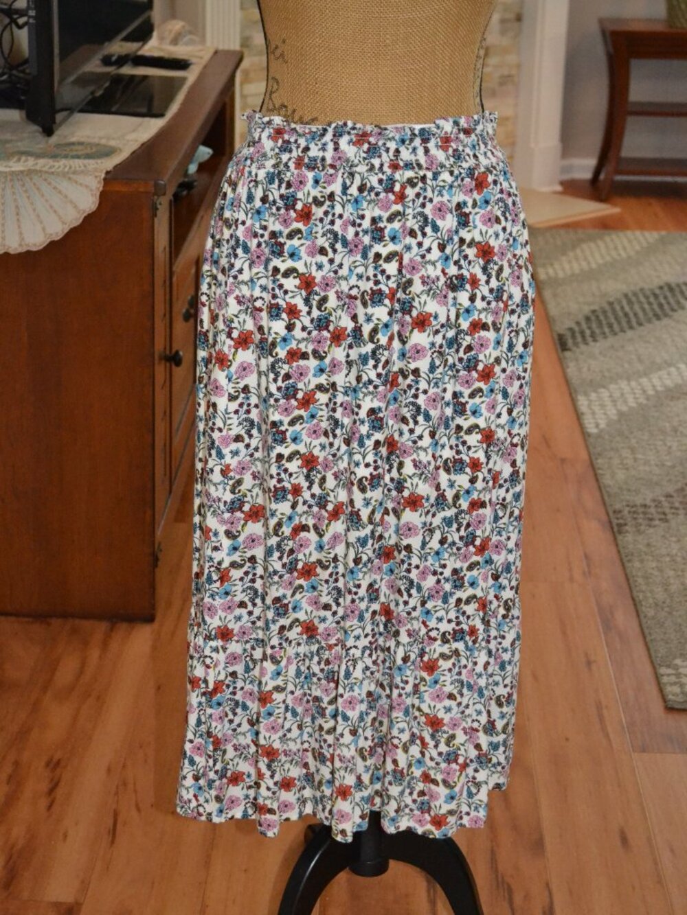 Women's floral tiered Aline lined elastic waist pull on midi skirt, sz M